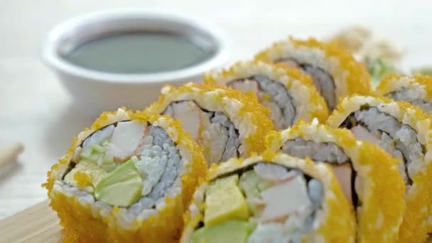 Nahaufnahme Von Köstlichem Sushi Auf Dem Tisch — Stockvideo