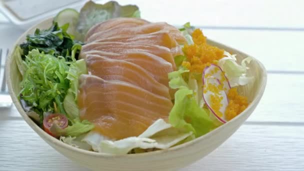 Těsné Záběry Lahodného Salátu Plátky Tuňáka Stole — Stock video
