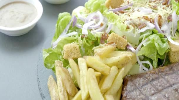 Lezzetli Patates Kızartması Masada Yakın Çekim Görüntüleri — Stok video