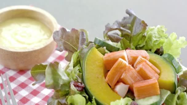 Nahaufnahme Von Köstlichem Salat Auf Dem Tisch — Stockvideo