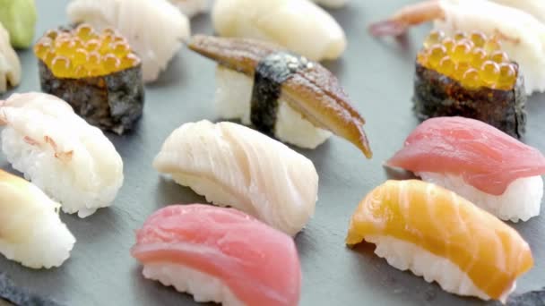Nahaufnahme Von Köstlichem Sushi Auf Dem Tisch — Stockvideo
