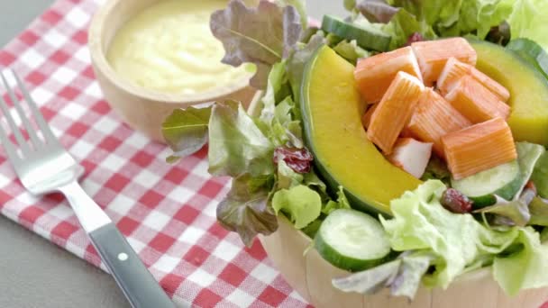 Nahaufnahme Von Köstlichem Salat Auf Dem Tisch — Stockvideo