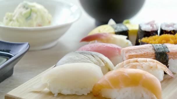 Plans Rapprochés Délicieux Sushis Sur Table — Video