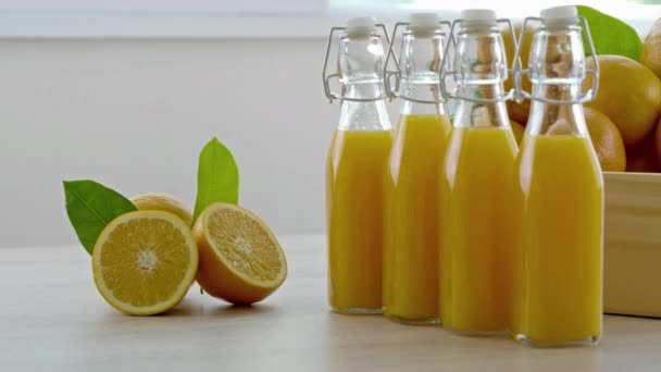 Крупным Планом Сняты Спелые Апельсины Бутылки Сока — стоковое видео