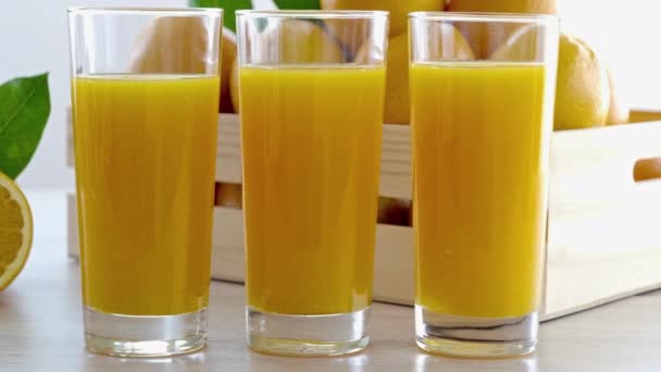 Närbild Bilder Mogna Apelsiner Och Glas Juice — Stockvideo