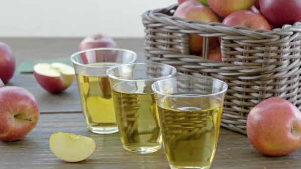 Close Beelden Van Rode Appels Mand Houten Tafel Met Appelsap — Stockvideo