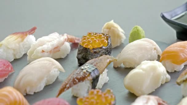 Primer Plano Imágenes Sushi Delicioso Mesa — Vídeos de Stock