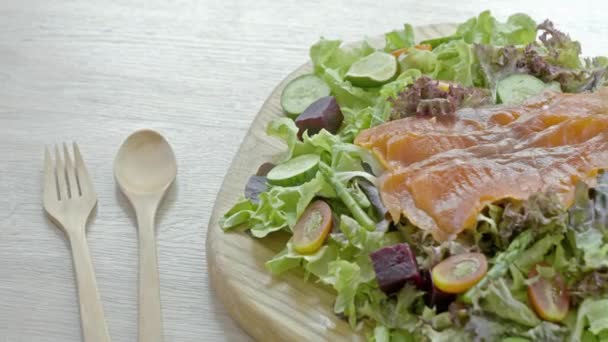 Närbild Bilder Läcker Sallad Med Kött Bordet — Stockvideo