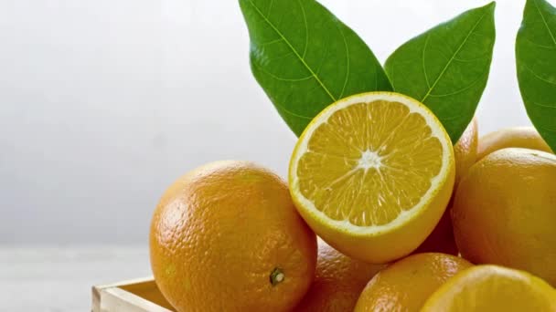Nahaufnahme Von Orangen Auf Weißem Tisch — Stockvideo