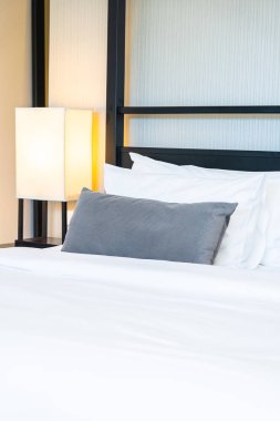 Hafif lamba ile yatakta güzel lüks rahat yastık