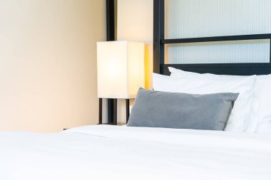 Hafif lamba ile yatakta güzel lüks rahat yastık