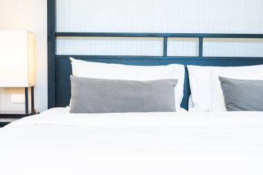 Hafif lamba ile yatakta güzel lüks rahat yastık