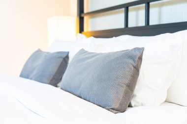 Hafif lamba ile yatakta güzel lüks rahat yastık