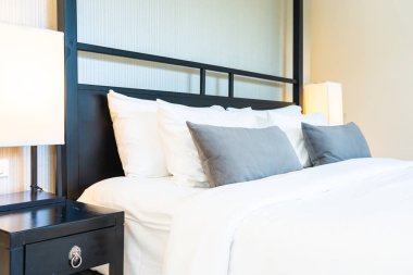 Hafif lamba ile yatakta güzel lüks rahat yastık