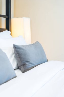 Hafif lamba ile yatakta güzel lüks rahat yastık