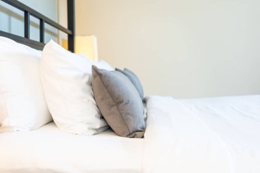 Hafif lamba ile yatakta güzel lüks rahat yastık