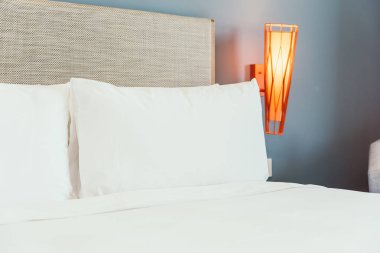 Hafif lamba ile yatakta güzel lüks rahat yastık
