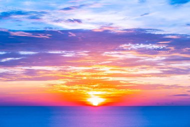 Sunr de deniz okyanusunun güzel tropikal açık doğa manzara