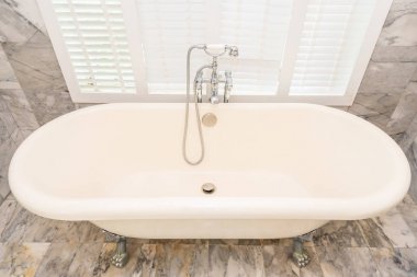 Boş beyaz küvet dekorasyon iç