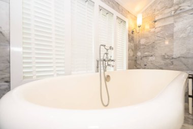 Boş beyaz küvet dekorasyon iç