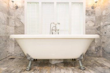 Boş beyaz küvet dekorasyon iç