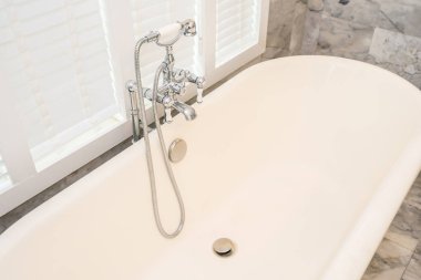 Boş beyaz küvet dekorasyon iç