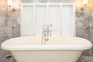 Boş beyaz küvet dekorasyon iç