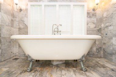 Boş beyaz küvet dekorasyon iç