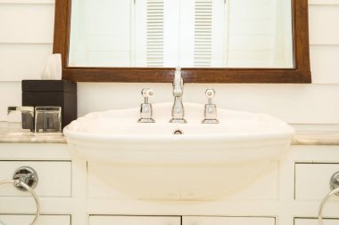 Beyaz lavabo ve musluk musluğu