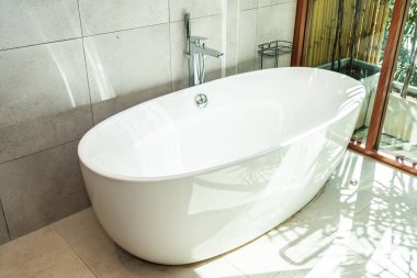 Boş beyaz küvet dekorasyon tuvalet ve banyo iç