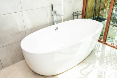 Boş beyaz küvet dekorasyon tuvalet ve banyo iç