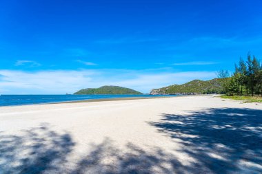 Pranburi Tayland beyaz bulut ve mavi gökyüzü ile tropikal plaj deniz ve okyanus ile güzel açık doğa manzara