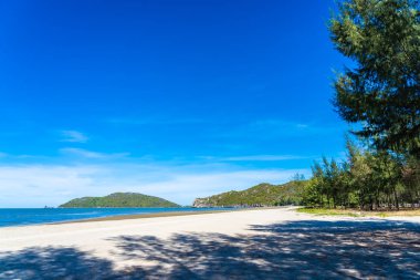 Pranburi Tayland beyaz bulut ve mavi gökyüzü ile tropikal plaj deniz ve okyanus ile güzel açık doğa manzara
