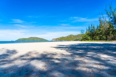 Pranburi Tayland beyaz bulut ve mavi gökyüzü ile tropikal plaj deniz ve okyanus ile güzel açık doğa manzara