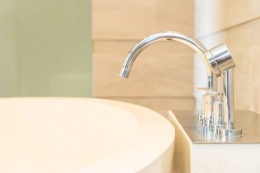 Boş beyaz küvet dekorasyon tuvalet ve banyo iç