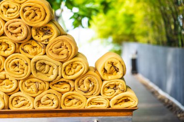 Dinlenmek için yüzme havuzu etrafında havlu havuzu