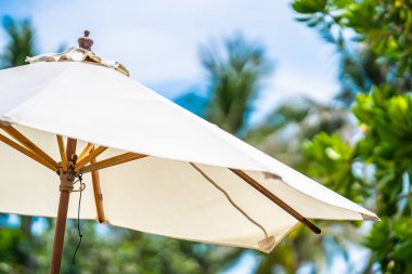 Şemsiye ve tatil cept için tropikal plaj ve deniz okyanusunda sandalye