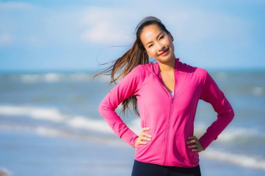 Portre güzel genç asya kadın çalışan veya sağlıklı bir kavram için plaj deniz okyanusunun tropica doğa manzara egzersiz