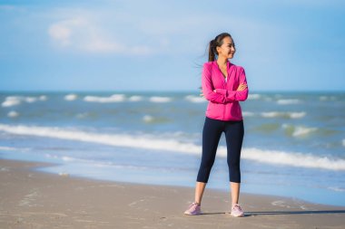 Portre güzel genç asya kadın çalışan veya sağlıklı bir kavram için plaj deniz okyanusunun tropica doğa manzara egzersiz