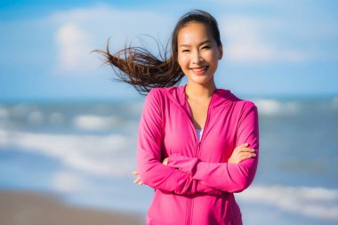 Portre güzel genç asya kadın çalışan veya sağlıklı bir kavram için plaj deniz okyanusunun tropica doğa manzara egzersiz