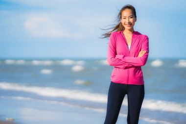 Portre güzel genç asya kadın çalışan veya sağlıklı bir kavram için plaj deniz okyanusunun tropica doğa manzara egzersiz