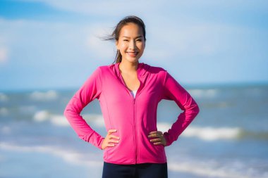 Portre güzel genç asya kadın çalışan veya sağlıklı bir kavram için plaj deniz okyanusunun tropica doğa manzara egzersiz