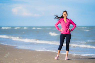 Portre güzel genç asya kadın çalışan veya sağlıklı bir kavram için plaj deniz okyanusunun tropica doğa manzara egzersiz