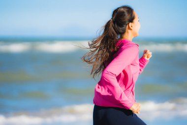 Portre güzel genç asya kadın çalışan veya sağlıklı bir kavram için plaj deniz okyanusunun tropica doğa manzara egzersiz