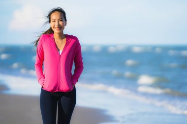 Portre güzel genç asya kadın çalışan veya sağlıklı bir kavram için plaj deniz okyanusunun tropica doğa manzara egzersiz
