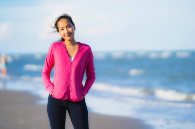 Portre güzel genç asya kadın çalışan veya sağlıklı bir kavram için plaj deniz okyanusunun tropica doğa manzara egzersiz