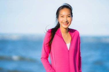 Portre güzel genç asya kadın çalışan veya sağlıklı bir kavram için plaj deniz okyanusunun tropica doğa manzara egzersiz