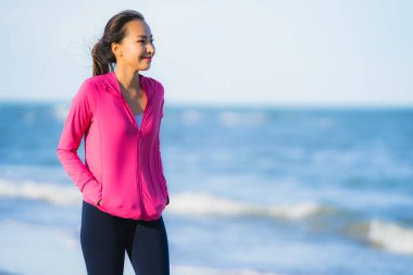Portre güzel genç asya kadın çalışan veya sağlıklı bir kavram için plaj deniz okyanusunun tropica doğa manzara egzersiz