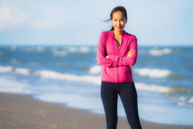 Portre güzel genç asya kadın çalışan veya sağlıklı bir kavram için plaj deniz okyanusunun tropica doğa manzara egzersiz