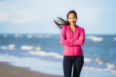 Portre güzel genç asya kadın çalışan veya sağlıklı bir kavram için plaj deniz okyanusunun tropica doğa manzara egzersiz